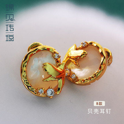 Natural mother-of-pearl earrings for women: elegant, sophisticated and minimalist – the perfect gift for your girlfriend