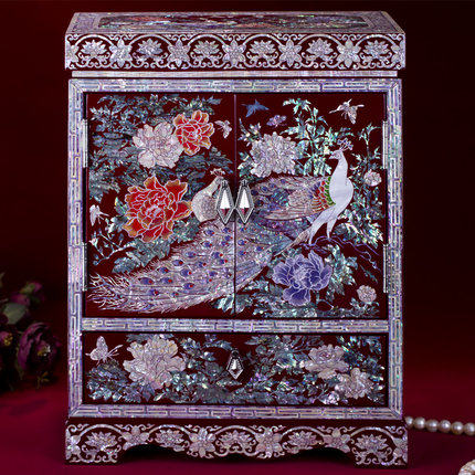 Yamelong Mother-of-Pearl Lacquerware Jewellery Box: A wooden, vintage-style, courtly-inspired traditional lacquerware jewellery box