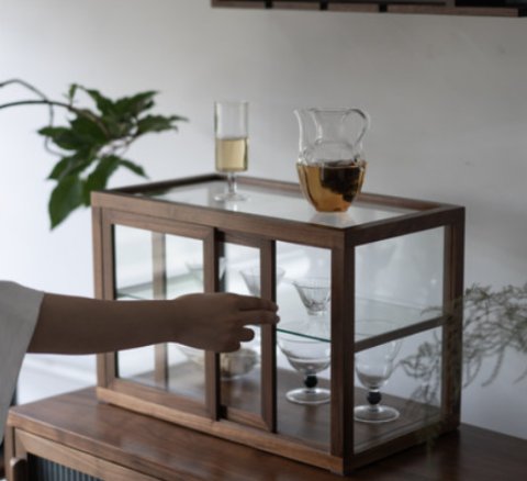 Glass display cabinet: North American black walnut, double-tiered, transparent collector’s display case; solid wood storage box with lid for organising cups