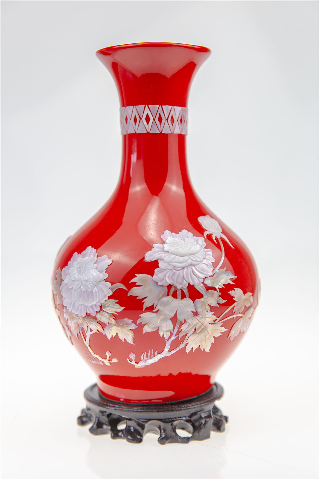 Shell-carved vase